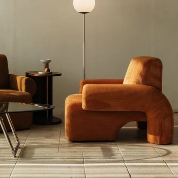 Ziemeļvalstu minimālisma retro dzīves telpā, vienā krēslā villa radošās dizaineru tīru krāsu velveta slinks dīvāns krēsls
