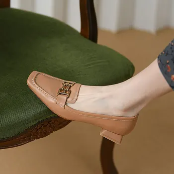 Krazing pot preppy stils mājīgu mokasīni aitu ādas kvadrātveida kājām bieza zemiem papēžiem ikdienas valkāšanai pavasarī metāla stiprinājumi sievietēm sūkņi l97