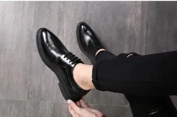 Klasisks melnā modes Slēptās papēža kurpes vīriešiem oxford ādas kurpes vīriešu formālu zapatilla hombre office biznesa vīrietis dzīvokļi