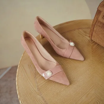 Ir 2021. pliks krāsu ādas sandales sieviešu pērle sprādzes aitādas mīkstas ādas franču elegants temperaments sandales norādīja toe kurpes